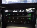 左右独立で温度調節ができるオートエアコンを装着しておりますのでドライブも快適に楽しめます!