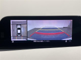 【360&deg;ビュー・モニター】まるでクルマを真上から見下ろしたかのような視点で駐車をサポートします!クルマの斜め後ろや真横など、前後左右の4つのカメラの映像が合成されて、モニターに映し出されます。