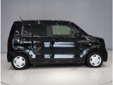 『ブレーキホールド機能』は停車中にブレーキペダルを踏み続けなくてもブレーキを保持する機能で、保持中にアクセルペダルを操作でブレーキが解除され発進することができます。信号待ちの時に便利です。
