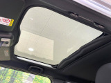 【ガラスルーフ】ガラスルーフ搭載で車内の解放感が一気にアップ!開放的なドライブをお楽しみいただけます。