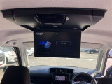 後席モニターも付いてますので後部座席の方もDVD等をご覧いただきながら、ゆっくりとくつろいでいただけるかと思います☆