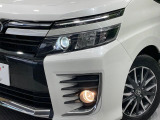 【LEDヘッドライト】悪天候や夜間走行時も良好な視界を確保し安心して運転できる高輝度LEDヘッドライトを装備!点灯速度が早く、消費電力も抑えられています。