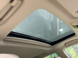 【サンルーフ】開放感たっぷりの希少装備、サンルーフが装着されています!車内に明かりを取り入れたり景色を楽しむ以外にも、車内の空気も簡単に換気できて快適です!