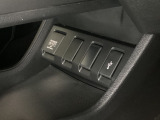 アクセサリーソケットはUSBのアダプターなどをつければ、スマホの充電にも使えます。横にはナビゲーション用の外部入力可能なUSB端子がついており、周辺には物が置けるトレーがついています。