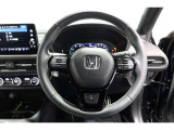 運転中もハンドルでの操作が可能です。特に高速道路等の目が離せない運転時には、便利さだけでなく、安全性も兼ね備えております。