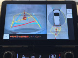 真上から見下ろしたような視点で車とその周囲を確認出来る画面と、車両後方を映し出すバックモニター画面の2つを表示してくれます。