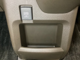 アクセサリーソケットはUSBのアダプターなどをつければ、スマホの充電にも使えます。周辺には物が置けるボックスがついています。