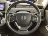 ハンドルにHondaセンシング系のクルーズコントロールやレーンキープアシストなどのスイッチと、オーディオの操作スイッチが装備されています。ハンドルから手を離さず安全に操作できます。
