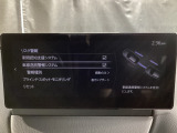 車線逸脱警報システムは、走行中にカメラで車線を検知して、自車が車線から逸脱する可能性があると判断した場合に、警報によりドライバーに通知します。