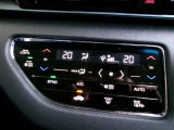 オートエアコンは左右席で独立温度コントロールが可能です。運転席はキンキンに冷やして助手席はマイルドにと言った設定が可能です。暑さ寒さでケンカすることもなくなりますね。
