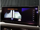 パノラミックビューモニター。車両を上から見たような映像を表示。運転席から目視しにくい車両周囲の状況をリアルタイムで確認できます。