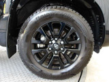 特別仕様車専用のブラック塗装が施された純正18インチアルミ!タイヤサイズは265/60R18です