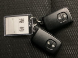家族やパートナーと個別に持てるため、貸し借りの手間がなくスムーズに乗車できます。また、メインキーを自宅に置いたまま、もう一方をサブとして常に鞄に入れておけるため、持ち出し忘れを防げる点も便利です。