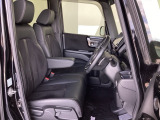 フロントシートはベンチシートです。ベンチシ―トは運転席と助手席の移動もスムーズ!狭い駐車場での乗り降りに便利です。