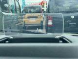 運転に必要な情報を映し出す、ヘッドアップディスプレイ。ドライバーの視線移動や焦点の調節を減らし、安全運転に貢献します。