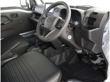 シックな色使いの運転席周りですね。すっきりとしたデザインで上品な色使いです。居心地の良い運転席長く座ってられるリラックスできるデザインがいいですね。