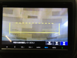 バックカメラの画像です。ガイドラインがスムースな車庫入れをサポートいたします。車庫入れの安心感がアップしますね。