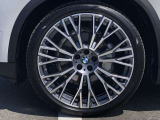 BMW純正22インチホイール。洗練されたデザインで、足元の個性を引き立てます。