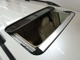 こちらの車には、サンルーフが装備してます。解放感溢れるドライブをお楽しみ下さい!(^^)!