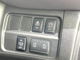 【ハンズフリー機能付き両側パワースライドドア】スライドドアの下に足先を入れてすぐ引くと、自動的にスライドドアが開閉します!荷物で両手がふさがった状態でも、ドアの開閉ができてとっても便利!