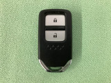 スマートキーを装備しています。鍵を差し込むことなくドアロックの開け閉めと、スタートボタン操作でのエンジンスタートができます。