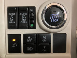 リヤのスライドドアを電動で開閉することが可能になっています☆運転席からもリモコンキーからもドアのハンドルからも開閉が可能です☆