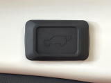 【パワーバックドア】スマートキーや運転席のボタンを押すだけでリアゲートが自動で開閉します!荷物を持っている時や、高い位置にあるバックドアを閉める際に便利な機能です♪