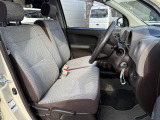 運転席シート廻りは使用感も少なく、良好な状態となっています。前オーナー様が丁寧に使っていたことがよくわかりますね。