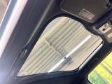 【ガラスルーフ】大型のガラスルーフ搭載で車内の解放感が一気にアップ!開放的なドライブをお楽しみいただけます。