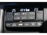 運転席と助手席の温度設定の変更が可能な左右独立タイプのデュアルエアコンです♪♪♪暑がりな人・寒がりな人も誰もが車内を快適にお過ごしいただけます♪♪♪