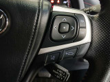 ステアリングには運転中でも簡単に操作できる各種スイッチついてます