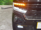 【LEDヘッドライト】悪天候や夜間走行時も良好な視界を確保し安心して運転できる高輝度LEDヘッドライトを装備!点灯速度が早く、消費電力も抑えられています。