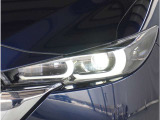 【LEDヘッドライト】悪天候や夜間走行時も良好な視界を確保し安心して運転できる高輝度LEDヘッドライトを装備。明るい上に点灯速度が早く消費電力も抑えられています。