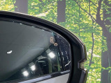 【ブラインドスポットインフォメーション】走行中、ドアミラーの死角になりやすい箇所に後続車が接近するとサイドミラー付近に警告を表示、ドライバーに注意喚起をしてくれます。