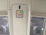 エアバッグ作動時や後突時、もしくは車内のSOSボタンを押した際に緊急通報オペレーターに連携し、救急・警察を手配します。更にオペレーターにも連携、お客様のご要望に応じてロードサービスの手配を行います。