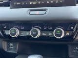 オートエアコンは運転席側と助手席側でそれぞれ自由に温度設定ができます。冬でも快適にドライブできるシートヒーター付きです。