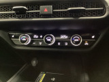 デュアルフルオートエアコンなので、スイッチ1つでオールシーズン、運転席、助手席別々に快適温度に設定する事が出来ます。