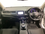車内は光触媒抗菌消臭施工済です。スタイリッシュなデザインでスポーティなインパネ周りを演出します。グローブボックスやカップホルダーのほかにトレーなどたくさんの収納スペースが付いています。