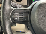 ステアリングにオーディオ操作スイッチが付いています。オーディオ画面に直接タッチしなくても操作が出来ますので、運転に集中できます。