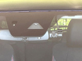 【i-ACTIVESENSE】走行中に前方の車両等を認識し、衝突しそうな時は警報とブレーキで衝突回避と被害軽減をアシスト。より安全にドライブをお楽しみいただけます。