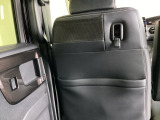 フロントシートのバック側にリア席用の収納ポケットがあります