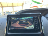 バックガイドモニターで、後方を確認しながら安心して駐車することができます。運転初心者も熟練者も必須の機能ですよ!