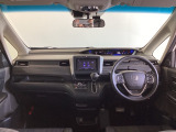 運転席は、大きな座面と包み込むような背もたれがドライバーの身体全体をしっかり支えます。上質なシート素材と座り心地のよいクッションを採用し、長時間の運転やコーナーの多い道も快適です