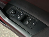運転席ドアに集約されたパワーウィンドスイッチで、全窓をスマートに操作できます。
