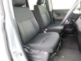 目線の位置も高くて運転席からの視界も良好です。シート高さ位置も調整できるので、乗りやすいですね。