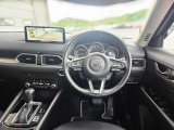 【運転席インテリアデザイン】左右対称のインテリアデザインでドライバーを包み込み運転に集中できるように設計されています。