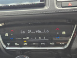 車内環境を自動でコントロールするフルオートエアコン。長距離ドライブも快適です。