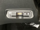ハンドルの左下にETCがついています。高速道路の料金所の通過も楽々です。 カードの取り出しもしやすい場所についています。
