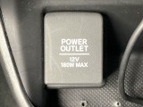 アクセサリーソケットはUSBのアダプターなどをつければ、スマホの充電にも使えます。周辺には物が置けるトレーがついています。