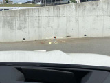 HUD: ヘッドアップディスプレイはドライバーが前方に集中できるよう、ナビや車速情報をフロントガラスに投影するシステムです。